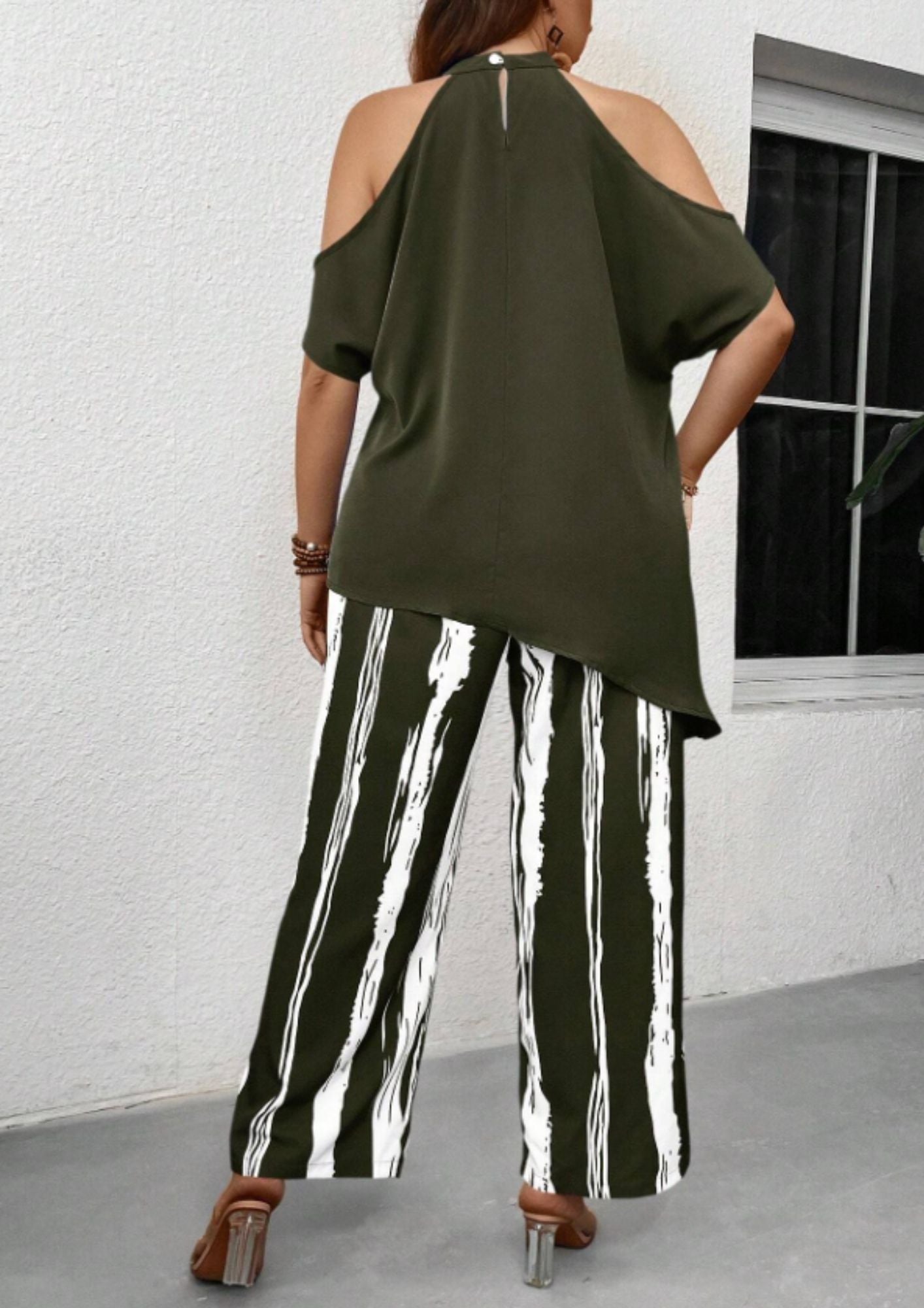 MARTINA - Top asimmetrico con spalle scoperte e pantaloni palazzo
